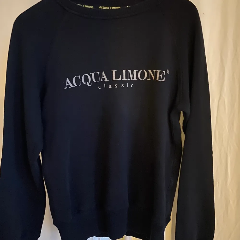 svart Acqua Limone sweatshirt i storlek xs, använder inte mer och är i bra skick!🤍🤍. Tröjor & Koftor.
