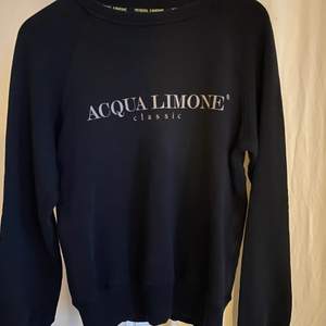 svart Acqua Limone sweatshirt i storlek xs, använder inte mer och är i bra skick!🤍🤍