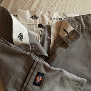 Ljusgrå dickies shorts - Coola ljusgråa loose fit dickies shorts i bra kvalitet och i nyskick i strl S. Perfekta nu till sommaren☀️. Köparen står för frakt alt mötas upp i Lund