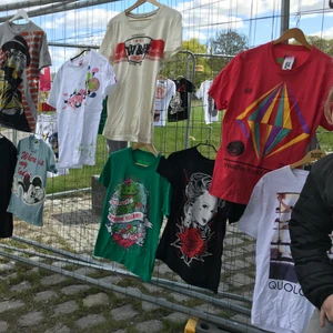 T-shirtar i Parken - Sålde lite t-shirtar i Rålis i helgen och kommer tillbaka någon dag fram över. Följ mig så meddelar jag innan när och vart jag hänger upp och säljer lite tees mm på plats.