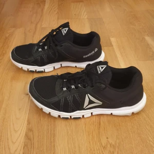 Reebok stl 42,5 - Svarta Reebok stl 42,5 innermått 27,5 cm. De är lite använda vilket syns på sulorna, annars fina.
