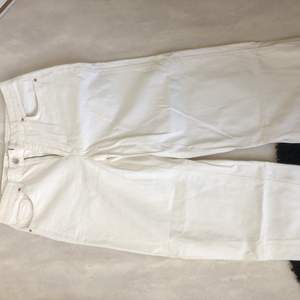 Ett par vita vida jeans från Gina Tricot i storlek 40. Raka i passformen samt vid vristen. Frakt tillkommer📦