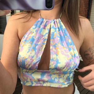 Topp blommig  - Storlek S köpt på shein 