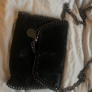 Stella McCartney  - Super fin svart Stella McCartney liknade väska, ser helt ny ut💕