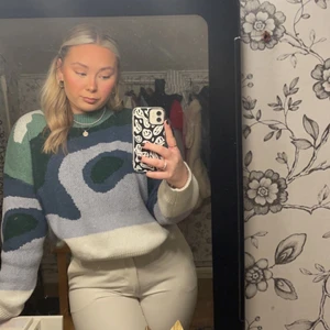 Stickad tröja  - Säljer min fina stickade tröja. Använt 1 gång & säljs pga av inte min stil längre. ❤️‍🔥❤️‍🔥❤️‍🔥