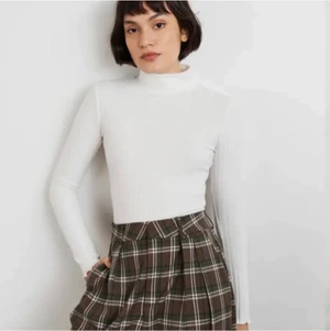 Helt ny tröja från gina!  - Helt ny tröja, aldrig använts så i helt nytt skick. Väldigt mjuk och skön långärmad med lite polokrage på! Köpt för 250kr