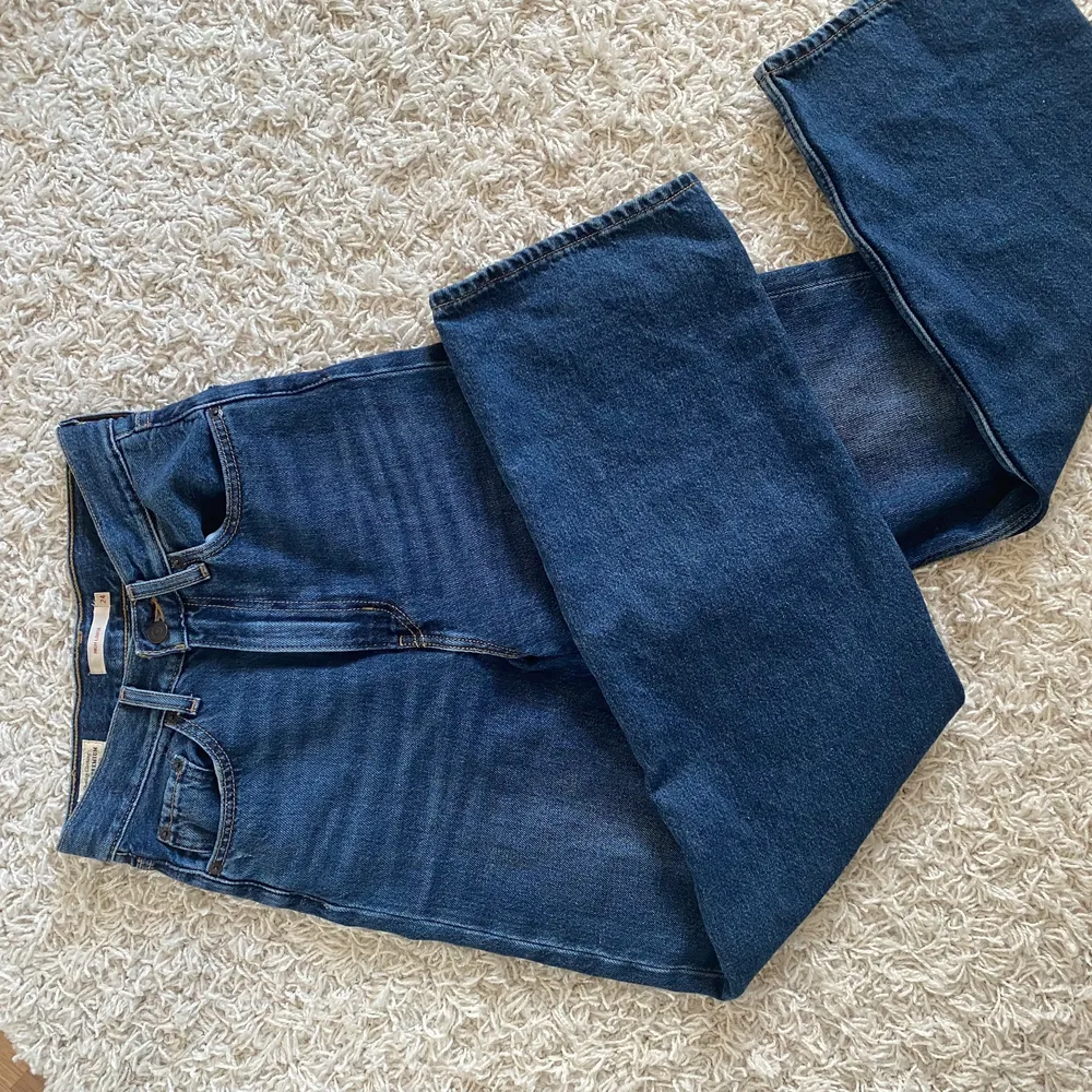 Köpte dessa mörkblåa Levis jeansen för ca 4 månader sedan, kunde använda dom 4 gånger sen vart dom för korta i benen. Det är Levis High loose jeans.  . Jeans & Byxor.