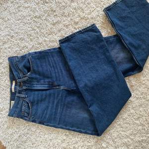 Köpte dessa mörkblåa Levis jeansen för ca 4 månader sedan, kunde använda dom 4 gånger sen vart dom för korta i benen. Det är Levis High loose jeans.  