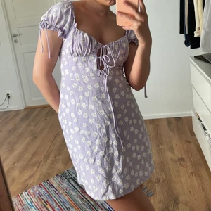 Lila klänning från Urban outfitters  - Superfin lila klänning med blommor på från urban outfitters. Sååå fin nu till sommaren. 