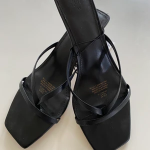 Svarta klackar - Fina oanvända klackar från H&M, med prislapp kvar!!  (Frakt tillkommer)!!