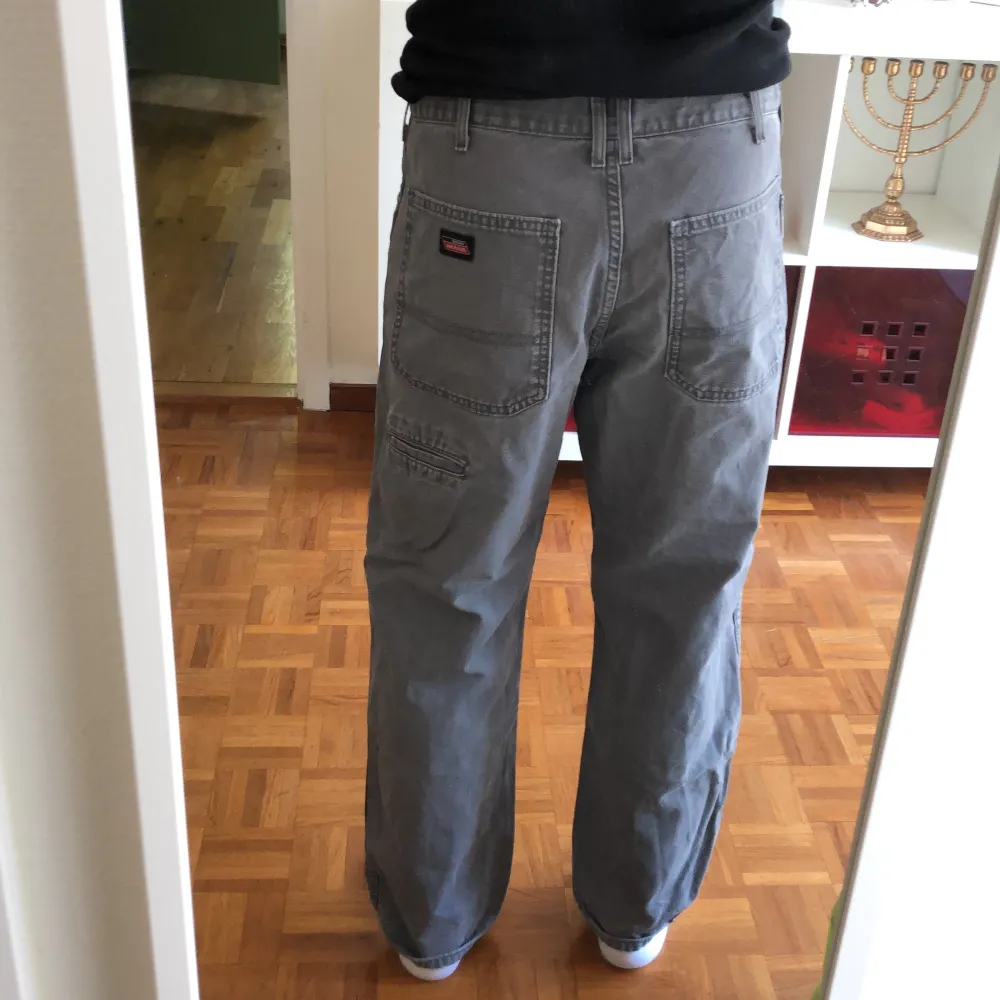 Dickies byxor med en påsydd patch. Storlek 32x30. Jeans & Byxor.