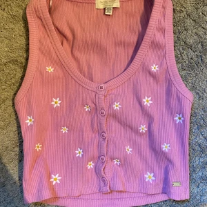 Linne - Supergullig topp/linne köpt från pull&bear, använd en gång så i nyskick, köparen står för frakten💕 köpt för 199kr