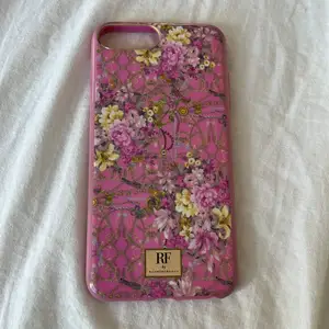 Jättefint rosa iphone skal med detaljer på från richmond & finch! Passar till iphone 6/7/8 plus.