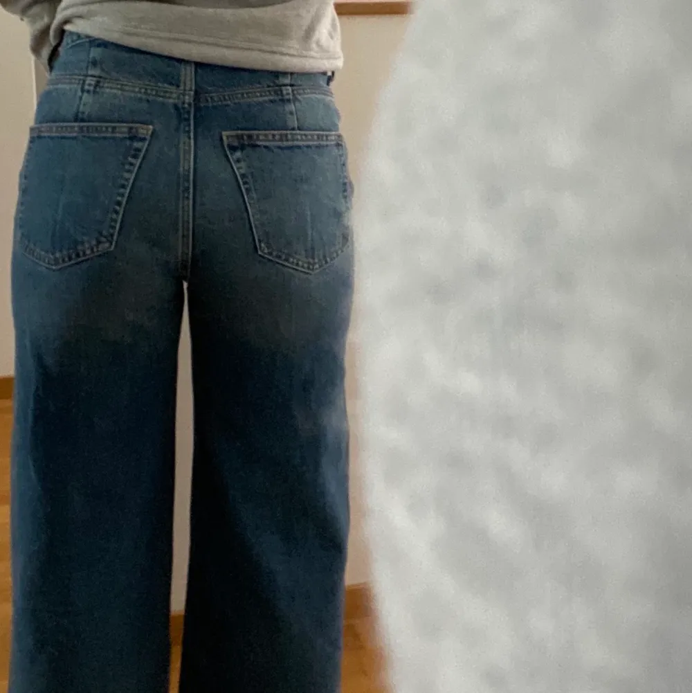 Säljer ett par superfina mörkblå jeans ifrån weekday, de är använda endast ett fåtal gånger så är i ett bra skick!👐🏼💜 Storlek 28/30. Säljs direkt för 400 kr💞. Jeans & Byxor.