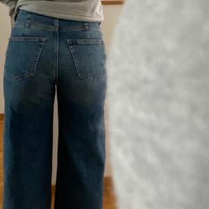 Säljer ett par superfina mörkblå jeans ifrån weekday, de är använda endast ett fåtal gånger så är i ett bra skick!👐🏼💜 Storlek 28/30. Säljs direkt för 400 kr💞