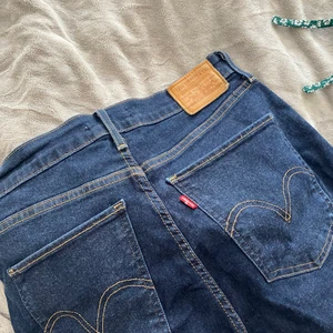 Levis lågmidjade jeans💙 - Säljer nu dessa coola jeans från levis, dessa är lågmidjade och är min moster gamla från när hon har liten💙 Jätte fint skick, storleken är lite oklar men skulle säga att de passar en 36-40💙 Säljer för 200kr plus frakt på 66kr!!