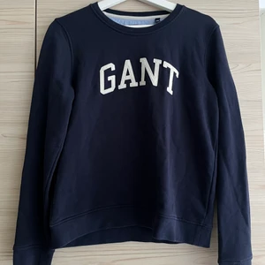Gant sweatshirt - En sweatshirt från gant, sparsamt använd i storlek M💓 Köparen står för 50% av frakten💓
