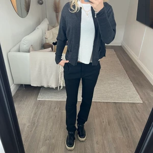 acnekofta - superfin kofta från acne, mörkgrå. lite slitningar därav det låga priset! 