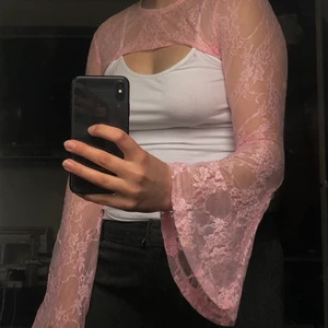 Topp - Unikt plagg, i rosa spets! Storlek M men skulle säga att den är mer S!💕💕 hör av er för fler bilder eller funderingar!
