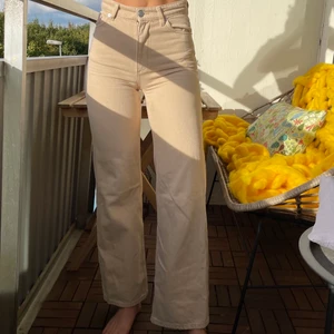 Weekday byxor - Beiga vida byxor från weekday i storlek 34! 