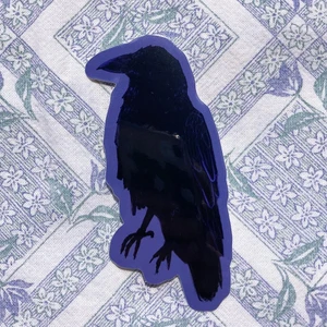 Raven sticker🖤 - Raven sticker🖤 Klistermärkena kostar 20kr styck! De är UV laminerade så de klarar utomhusbruk i 2-4 år! Det är perfekta att sätta på datorer, vattenflaskor, mobilskal och andra platta ytor!Stickerserna är designade av mig💕 Skriv privat vid frågor eller funderingar