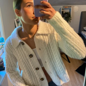 Stickad kofta - Fin stickad kofta. I nyskick! Köparen står för frakten❤️ (tryck inte på köp nu)