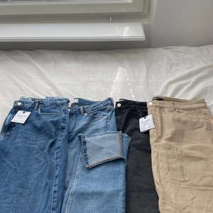 Helt nya jeans  - Säljer mina fina jeans från ASOS, BIKBOK och ZARA i storlekar, i jätte bra skick,  bikbok ( 48, beige) Zara ( med slits 42, blåa) ASOS ( svarta och blåa med ettiket på 44 ) 80kr styck 