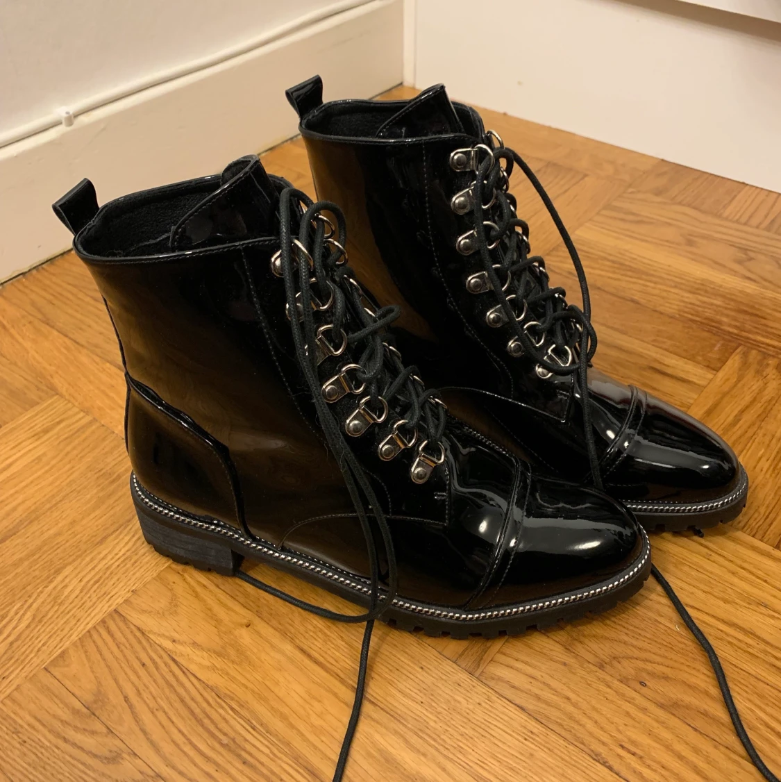 Lack boots med kedjor