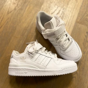 Adidas originals forum Low  - Säljer ett par helt nya adidas Originals forum Low då dem är för tajta på mig