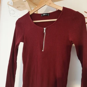 Långärmad röd tröja - 🌶Röd långärmad tröja med dragkedja fram, storlek S från New yorker🌶