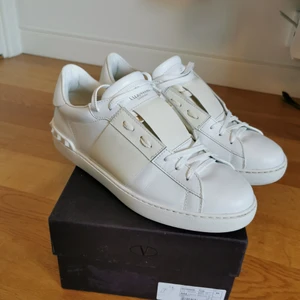 Valentino skor - Hej, säljer mina valentino rockstud skor. Skorna är perfekta inför sommaren med dess vita färg med lätt glansiga streck i ljusbeige färg. Skorna är använda fåtal gånger och säljs nu då de inte används. De är i storlek 43 vilket passar mig som har 43 men även de som har 44 de dessa skor är lite stora i storleken. Allt og tillkommer och dessa skor kostar ca 5400 nya. Då de knappt är använda sätter jag ett bin på 3200, kom gärna med bud:)). Är även öppen för rimliga trades. INTE SÅLDA.