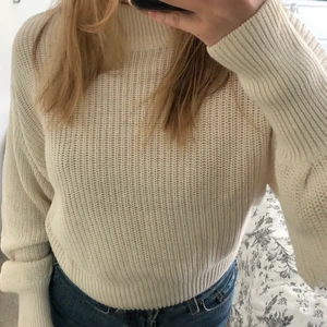 Vit stickad tröja🤍 - Säljer denna vita stickade tröja från NA-KD🤍använd ett par gånger men den har inga skador/ fläckar etc. Storlek XS men den passar mig väldigt bra som vanligtvis brukar ha storlek S/M💓