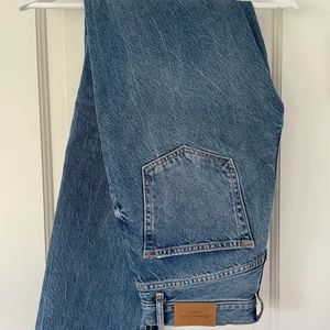Jeans Gina Tricot - Super snygga jeans från Gina Tricot med slits nedtill. Går ned till marken på mig som är 176cm lång! Nyskick då dom är använda fåtal gånger!