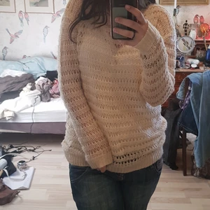 Stickad tröja - Superfin stickad gul tröja, köpt secondhand för 75kr. Använd 2-3 gånger men i bra skick. Linne under ingår ej! 