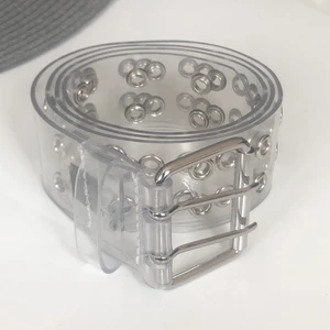 Genomskinligt skärp med nitar - Genomskinligt bälte. Skriv för fler bilder eller om du har frågor! Köparen står för frakt. Kan mötas i Stockholm.