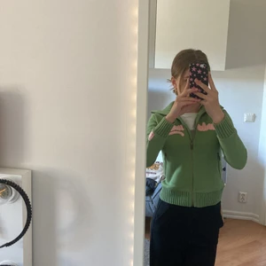 Old green sipper jacket  - Plagget är använt ett fåtal gånger och är i väldigt bra skick. Tröjan är ifrån längesedan så den går inte att köpa någon annan stans. Den passar väldigt bra till sommaren☀️
