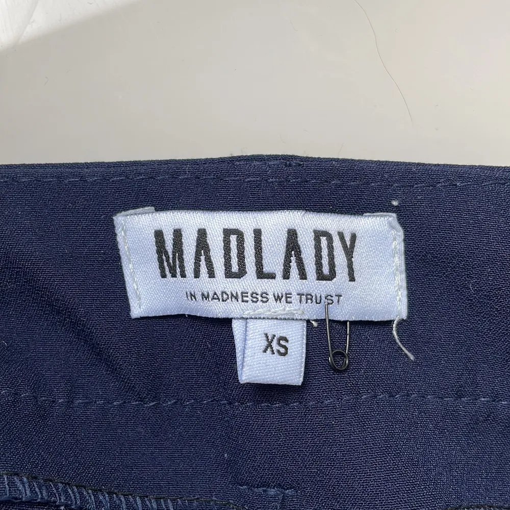 Säljer mina mörkblåa kostymbyxor från Madlady i modellen ”perfect basic suit pants-Nova”. Använda ett fåtal gånger då dem är förstora runt midjan så de sitter lite mer som ett par lågmidjade byxor. Det är storlek Eu34-L30 (xs). Jag är ungefär 164cm och väger ca 55-60kg. . Jeans & Byxor.