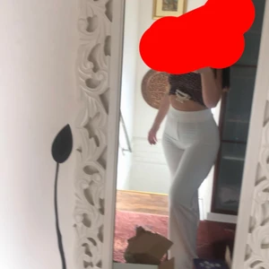 Vita Kostymbyxor - Säljer 2 stk kostym byxor ena är storlek 36 och andra 40 storlek 36 har använts en gång och storlek 40 använts 3/4 gånger, dem är i bra skick och jätte fina. Ja har storlek 38 (M) och både 40 ich 36 passade mig, köpte dem olika tider på året storlek 40 köpte jag för 300 och storlek 36 köpte jg för 399, priset kan alltid sänkas!💕