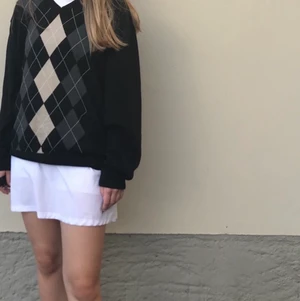 Argyle sweater - Säljer min argyle tröja köpt här på plick! Superfin men kommer inte till användning. Sitter over-sized på mig som har S. 