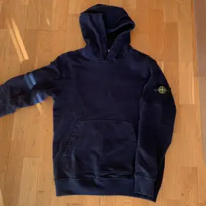 Stone Island hoodie i bra skick köpt för 1995 kr. Tröjan är från ”junior” avdelning men är som en small (s) i storleken. Säljes för 900 kr. Kan gå ner i pris litegrann vid snabbt köp.