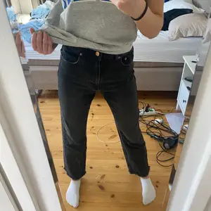 Raka jeans i en washed svart färg som har blivit för korta för mig vilket är varför jag säljer (jag är ca 170)💓💗 80kr + 66kr frakt