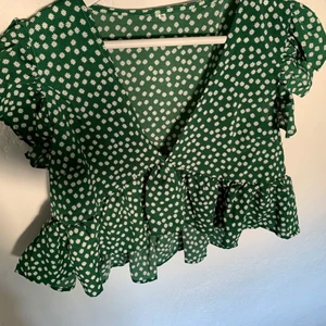 topp - super fin somrigtopp från shein som tyvärr är stor på mig💕storlek s, säljer för 70kr+frakt💕