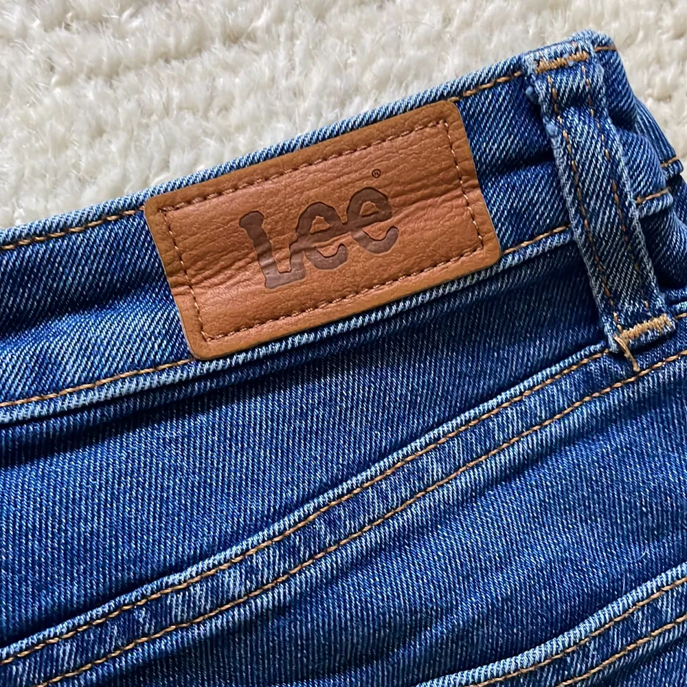 Ett par jeans som tyvärr är alldeles för korta för mig. Därav nästan oanvända. Jag har för mig att modellen heter ”Carol”. Köparen betalar frakt <3 Om du har några frågor är det bara att skriva🧡. Jeans & Byxor.