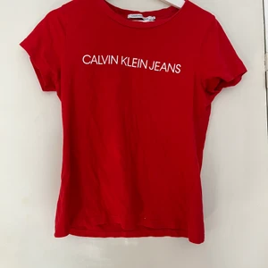 Calvin Klein t-shirt - Super fin t-shirt från calvin Klein. Storlek M men passar även S och L skulle jag säga☺️ hör av dig vid frågor❤️  Frakt alternativ: ”PostNord brev”(frimärken) Mellan 12-72kr beroende på vikt (50-500g)  ”Skicka lätt”(spårbart) Vikt Max 1kg = 66kr Vikt Max 2kg =99kr  ”PostNord blå påse” 45-110kr beroende mängd av plagg (s- xl) 