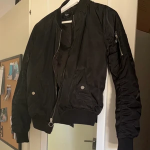 Bershka bomberjacka  - Fläck på ryggen men bör gå bort i tvätten 