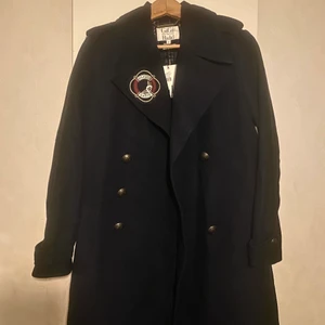 Tommy Hilfiger x Gigi Hadid Kappa strl36 - Dam Kappa Varan är i ny skick och har aldrig används. I storlek 8 motsvarar en 36:a i storlek. ”OBS Utan skärpet*