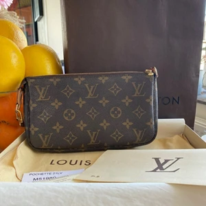 Louis vuitton ÄKTA väska plånbok - Rare louis vuitton pochette tillbehör. köpt i louis vuitton köpenhamn 2007. kommer med kvitto, kartong, dammpåse och papperspåse.  den är i bra skick och fungerar bra. ingen lukt, inuti påsen finns ett litet märke, försökte inte ta bort den. snälla studera bilden.   Söker även efter fina märkeskläder kläder så kan även tänka mig byte mot annat jag behöver:)