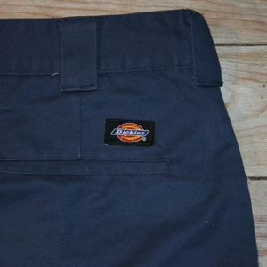 Dickies byxor - Ett par blåa Dickies byxor i väldigt fint skick. Storlek 30/32. Skriv privat för flera bilder och vidare information.