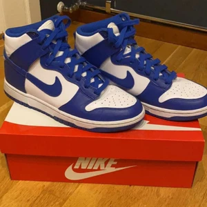 Nike dunk high game royal - Dunks som är i fint skick. Fina och sköna skor och perfekta färger för sommaren.  Använda men ändå i gott skick. Pris: 1200kr. Köparen står för frakten. Hör gärna av dig vid intresse!