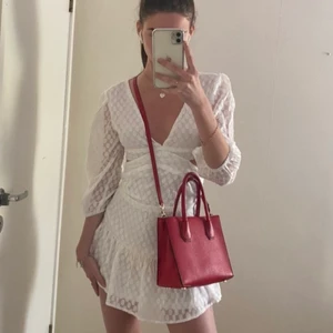 Studentklänning - ‼️SÄLJS FORTFARANDE‼️ Helt ny klänning med prislappen kvar. 💞💞🌷 Säljer pga. Valde en annan studentklänning och nu är returtiden slut. Helt slutsåld på hemsidan! Skriv för mer bilder. Strl S men passar även mig som är xs! Nypris 899 kr. 